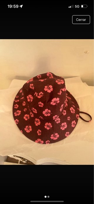 Gorro de playa Zara flores rosas