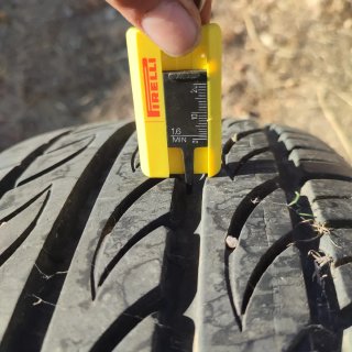Neumático Pirelli 215/45R17