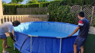 Piscina desmontable azul y blanca