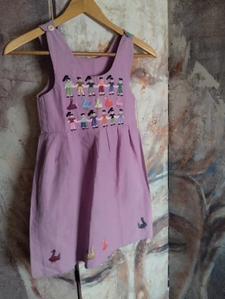 Vestido artesanal con muñecos y patos