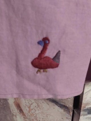 Vestido artesanal con muñecos y patos