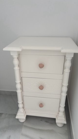 Cómoda blanca con tiradores de corazón