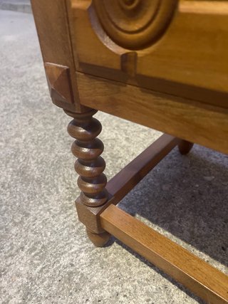 Escritorio clásico madera con detalles dorados