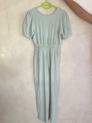 Mono verde de tela arrugada
