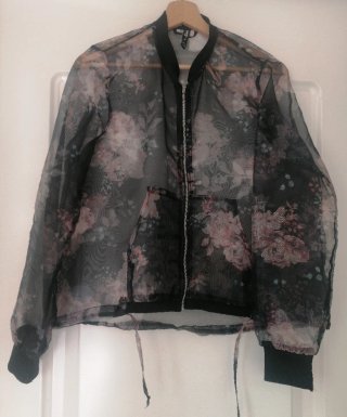 Casaca floral transparente con cremallera