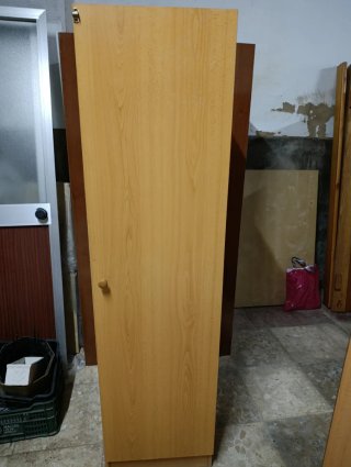 Mueble escobero con tablas adicionales desmontable