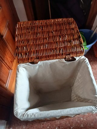 Cesto de mimbre con forro de tela