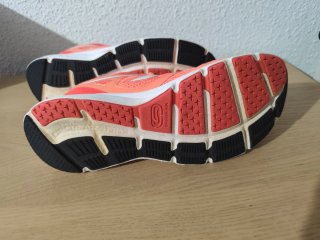 Zapatillas para correr naranjas y blancas