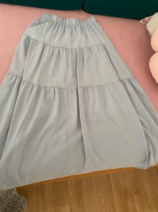 Falda larga azul de volantes