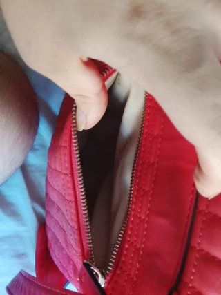 Bolso mochila  Guess Rojo y Llavero