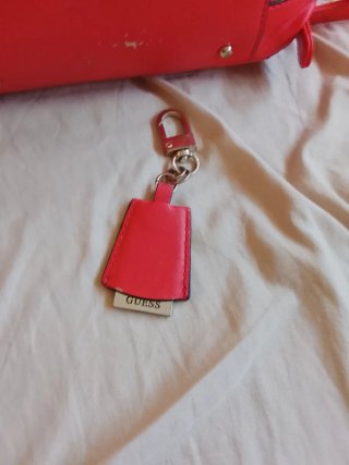 Bolso mochila  Guess Rojo y Llavero