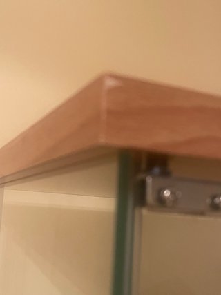 Vitrina expositora cristal y madera Ikea.
