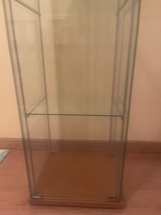 Vitrina expositora cristal y madera Ikea.
