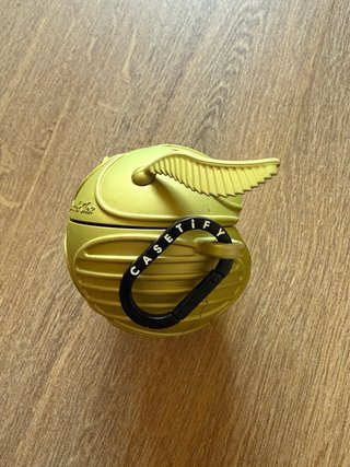 Funda CASETiFY Harry Potter Snitch Dorada Airpods