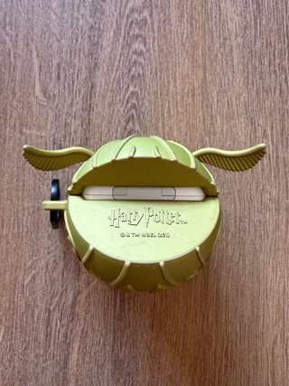 Funda CASETiFY Harry Potter Snitch Dorada Airpods