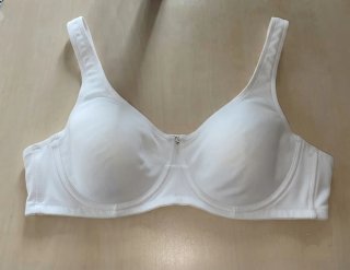 Sujetador 120 C blanco muy elegante con un adorno