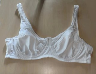Sujetador 120 C blanco muy elegante con un adorno