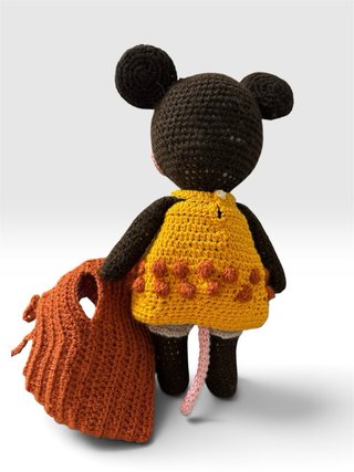 Muñeco de crochet hecho a mano