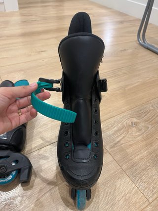 Patines en línea negros y turquesa