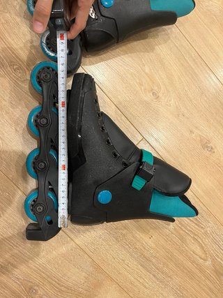 Patines en línea negros y turquesa