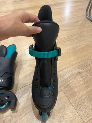Patines en línea negros y turquesa