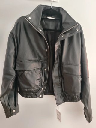 Chaqueta negra efecto piel