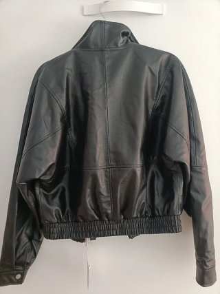 Chaqueta negra efecto piel