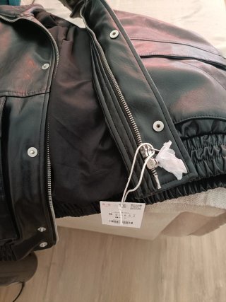 Chaqueta negra efecto piel