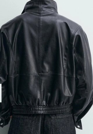 Chaqueta negra efecto piel