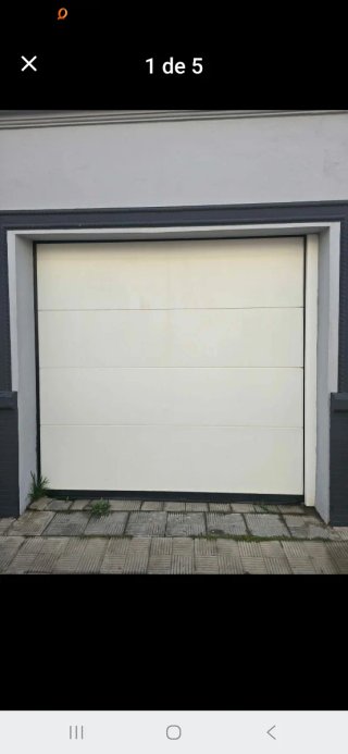Puerta de garaje blanca