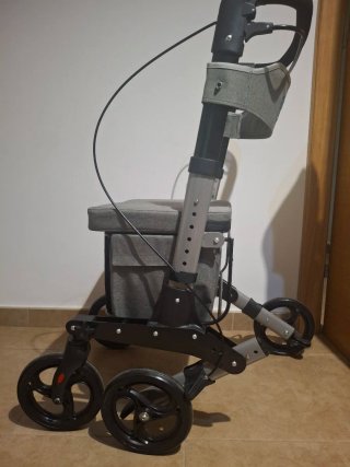 Andador con asiento y cesta