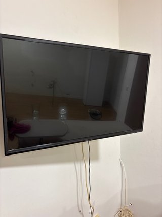 Televisión Nevir Negra con soporte 25”