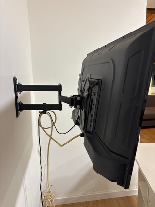 Televisión Nevir Negra con soporte 25”