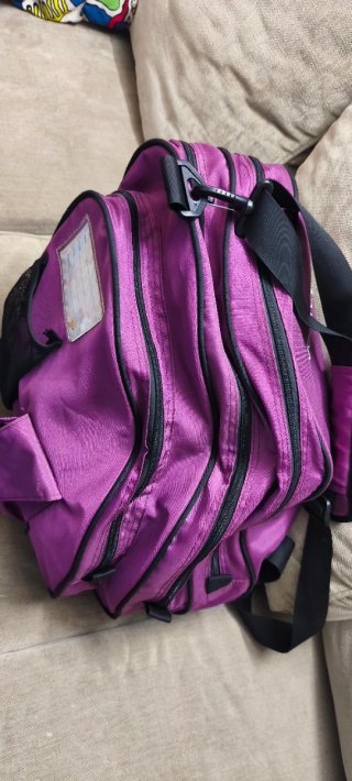 Patines en línea y protecciones morado