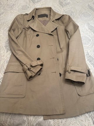 Gabardina chica color beige marca Zara talla M