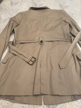 Gabardina chica color beige marca Zara talla M