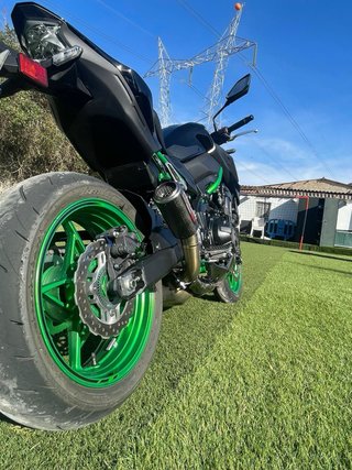 Kawasaki Z900 Negra y Verde
