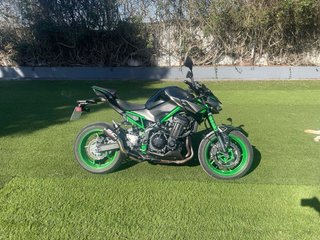Kawasaki Z900 Negra y Verde