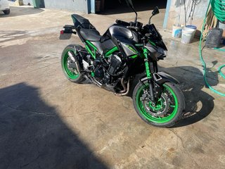 Kawasaki Z900 Negra y Verde