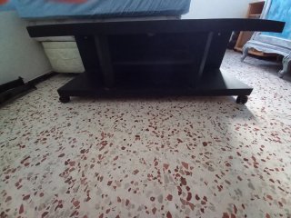 Mueble TV negro, con ruedas