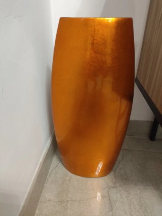Jarrón Naranja de 50 cm de alto y 20 cm de ancho.