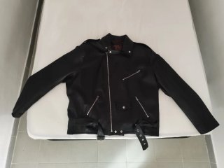 Cazadora de cuero negra y roja