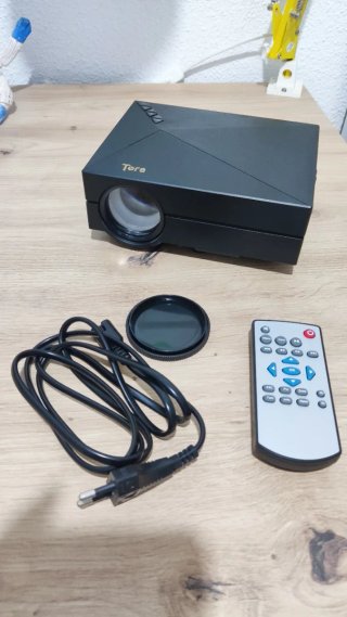 Proyector LED Tera 1080p con Mando y Cables