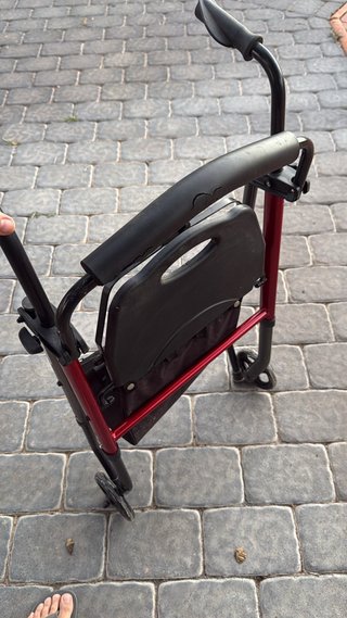 Andador con asiento y ruedas