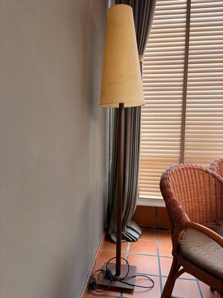 Lampada da terra beige e marrone