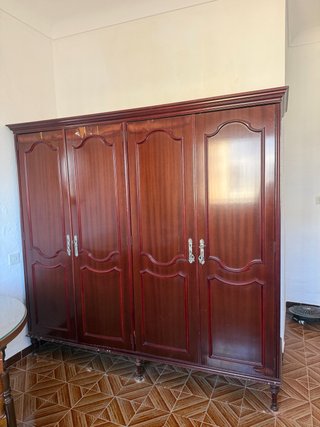 Armario de madera antiguo para dormitorio