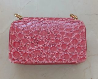 Joyero de viaje rosa con detalles dorados