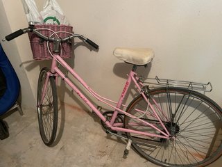 Bicicleta rosa mujer con cesta