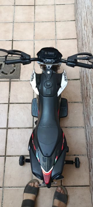 Moto Eléctrica Infantil Aprilia Negra y Roja