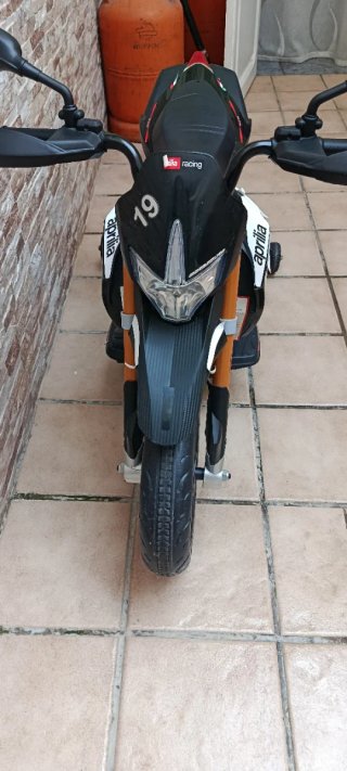 Moto Eléctrica Infantil Aprilia Negra y Roja